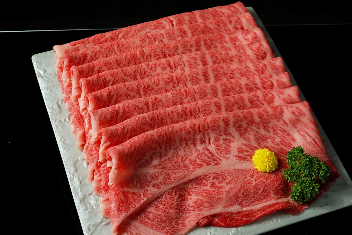 【2025中元・夏ギフト】近江牛A5ランク 肩ロース すき焼・しゃぶしゃぶ用　300g