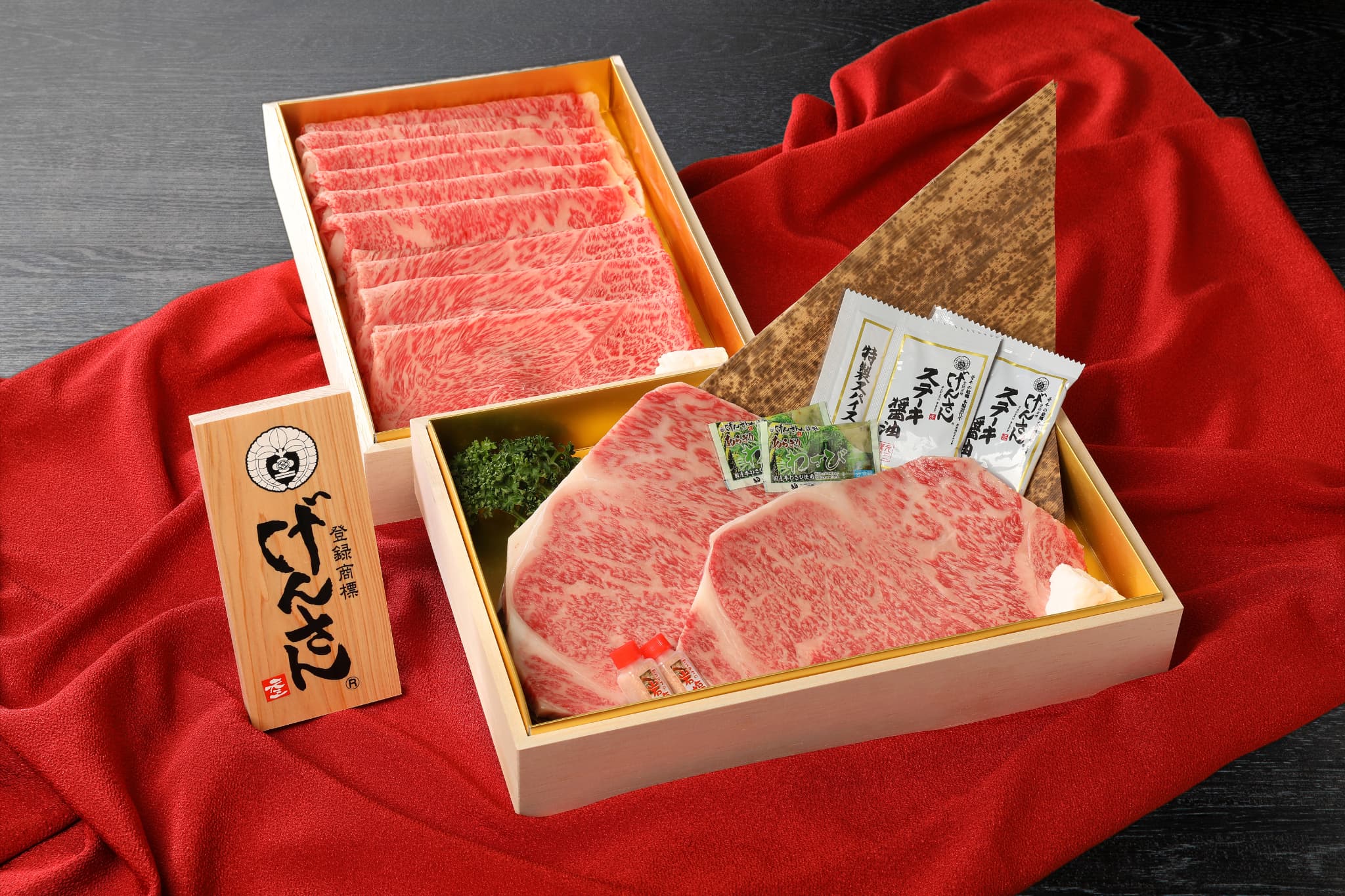 【ギフト】近江牛A5ランク 贅沢2種セット　すき焼・しゃぶしゃぶ用（ロース300g・モモ、ウデ300g）+サーロインステーキ(200g×2枚)