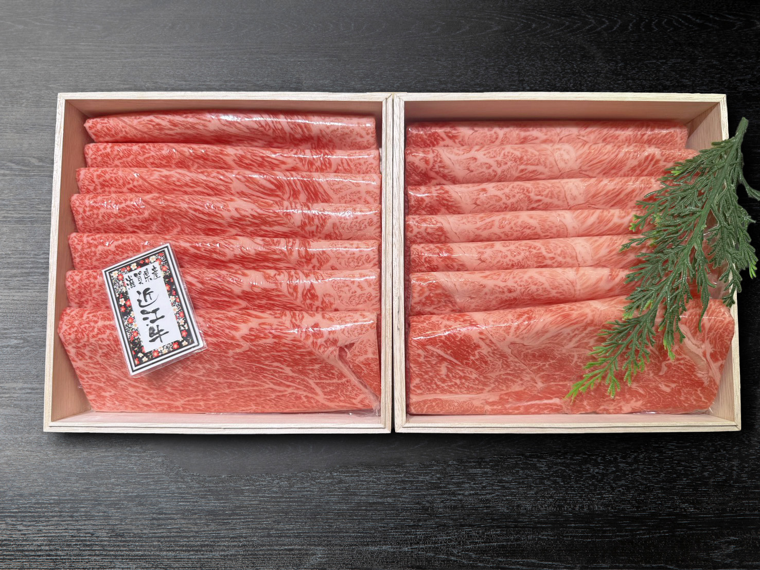 【2025歳暮・冬ギフト】滋賀県産近江牛 霜降みすじ・霜降赤身 すき焼用二段重　各400g 計800g