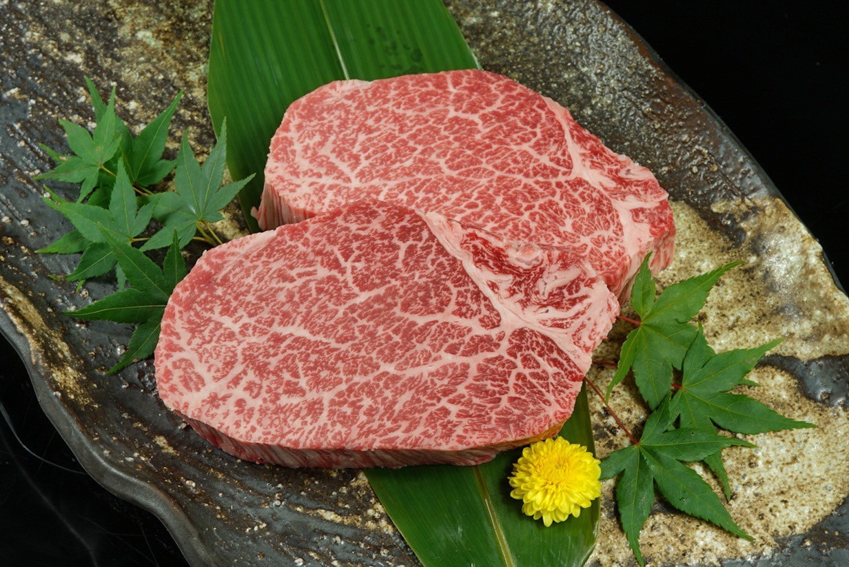 【第72回近畿東海北陸連合肉牛共進会 優秀賞一席受賞牛】 げんさん谷口牧場 滋賀県産近江牛霜降ヒレステーキ(1枚約150g×2枚)