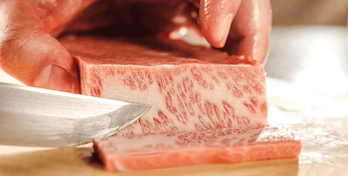 肉を加工する職人