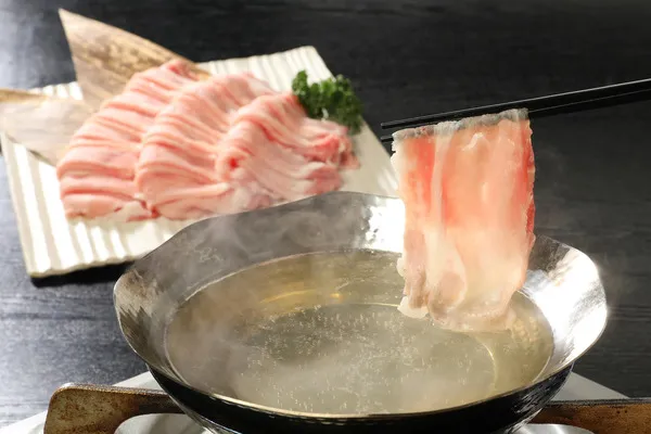 豚肉をしゃぶしゃぶしている